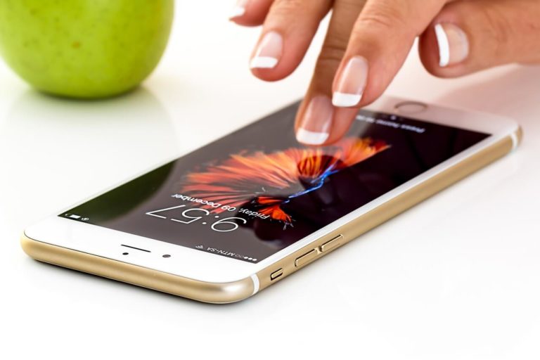 smartphone-with-snoring-app